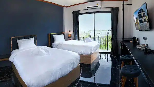 ห้องพักโรงแรม 2 เตียง มีระเบียง ตั้งอยู่ในราชบุรี ที่พักติดทะเลจันทบุรี