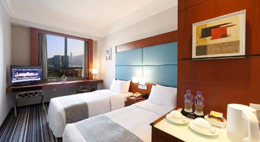 ห้องพักโรงแรม 2 เตียงและทีวีจอแบนใน ที่เที่ยวฮ่องกง