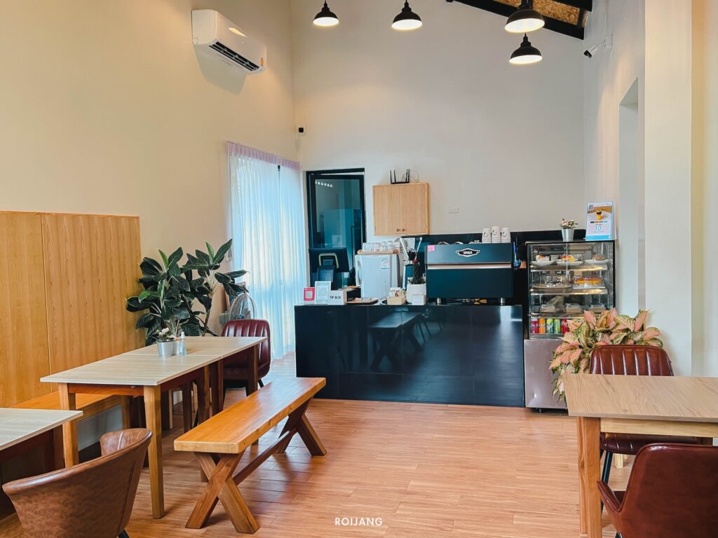 ห้องครัวและพื้นที่รับประทานอาหารของอาคารพาณิชย์ออกแบบมาสำหรับคาเฟ่พังงา ร้านกาแฟพังงา