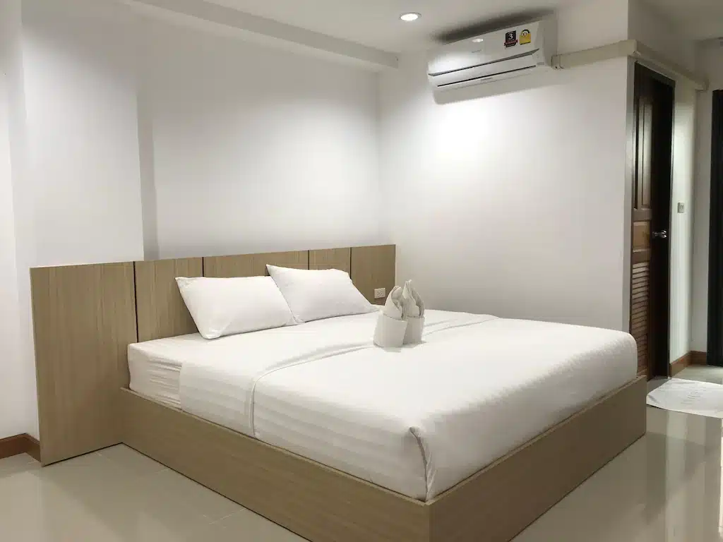 ห้องที่มีเตียงสีขาว