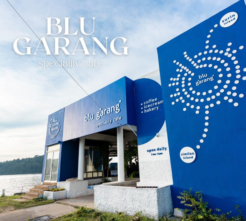 อาคารสีฟ้าขาวที่มีคำว่า blue garangg อยู่บนนั้น ตั้งอยู่ในคาเฟ่พังงา ร้านกาแฟพังงา