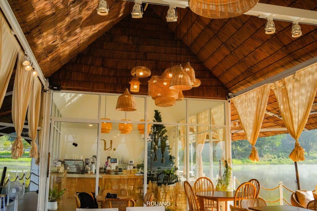 ร้านอาหารที่มีเพดานไม้และเก้าอี้ในคาเฟ่พังงา คาเฟ่พังงา