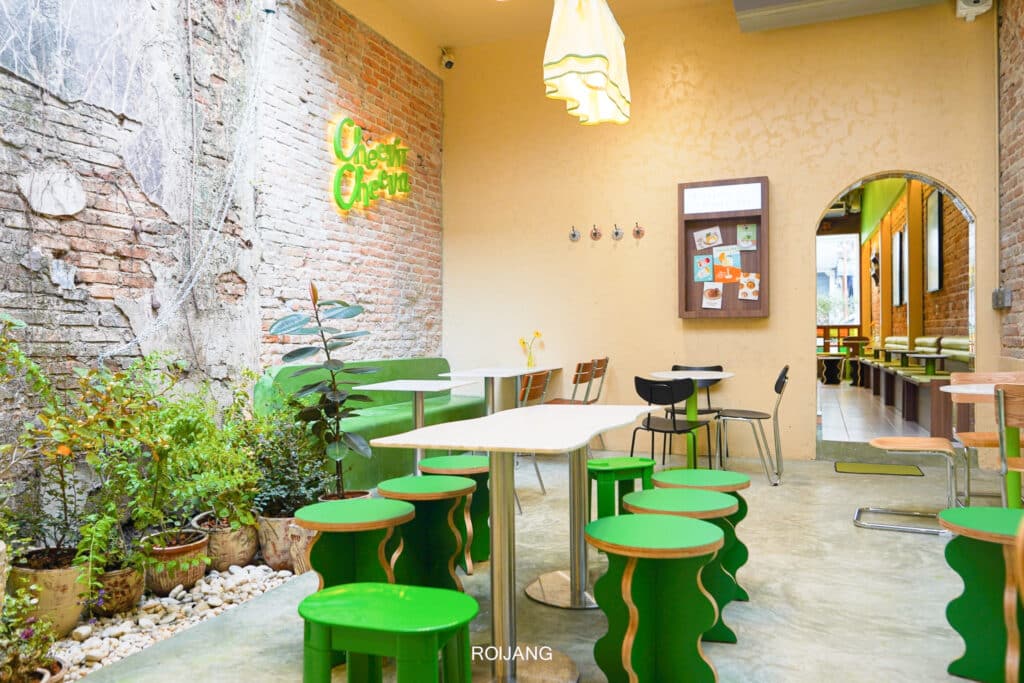 ร้านอาหารที่มีโต๊ะและตั้งเก้าอี้สีเขียว คาเฟ่ภูเก็ต