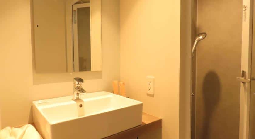 ห้องน้ำในโอซาก้าพร้อมอ่างล้างหน้า โถสุขภัณฑ์ และฝักบัว เที่ยวโอซาก้า