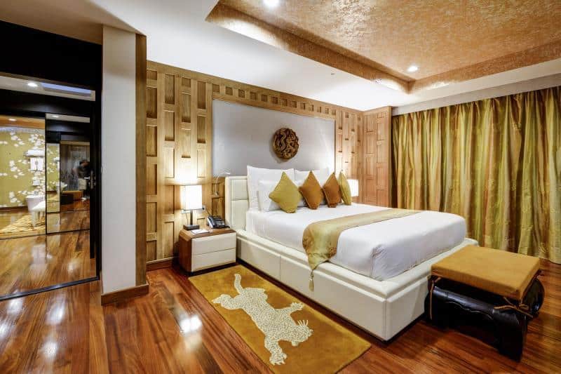 ห้องนอนพื้นไม้พร้อมเตียงใหญ่ในราคาจับต้องได้บนเกาะล้าน