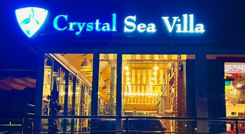 ทางเข้า Crystal Sea Villa ราชบุรี ยามค่ำคืน