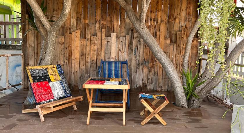 เก้าอี้สองตัวข้างกำแพงไม้ที่สถานที่ท่องเที่ยวในราชบุรี