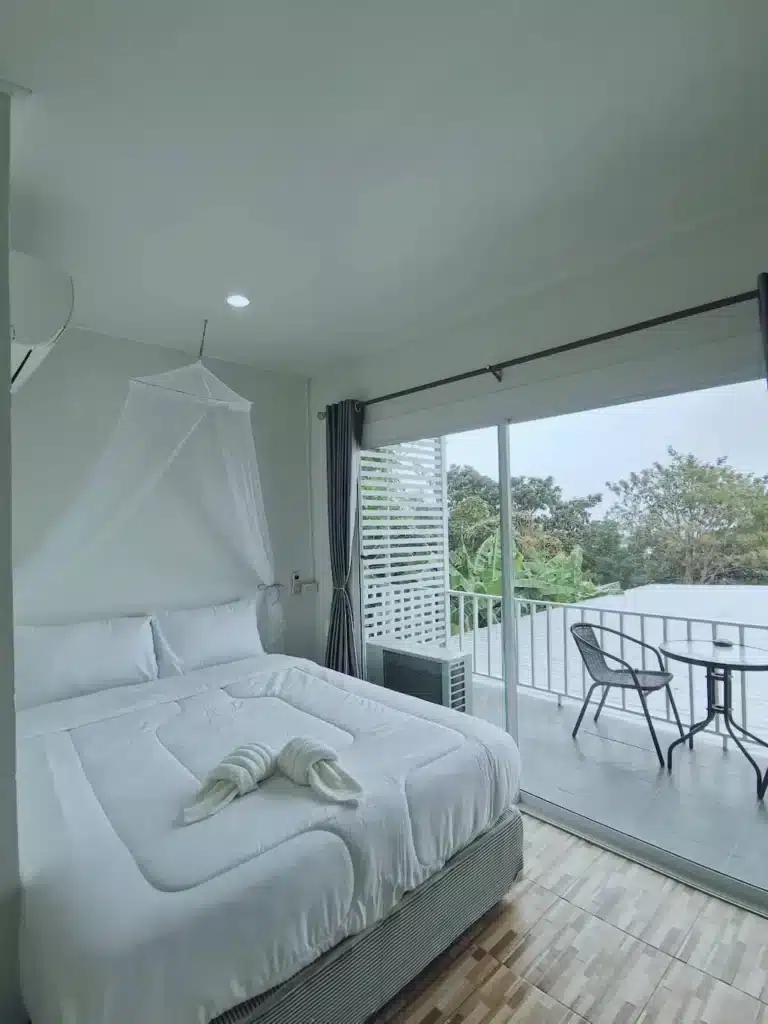 ห้องนอนพร้อมระเบียง ที่พักริมแม่น้ำ ราชบุรี สำหรับวันพักผ่อน