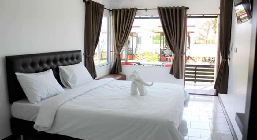 นอนในห้องนอนติดหน้าต่างตามที่พักท่องเที่ยวในราชบุรีหรือจันทบุรี ที่พักจันทบุรีติดทะเล