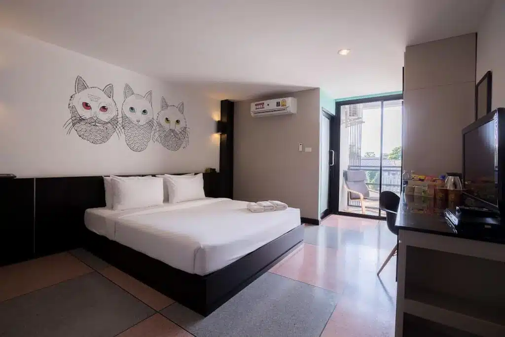 เตียงและทีวีในห้องพักโรงแรมใหม่ใน Kemerat ที่พักเขมราฐ
