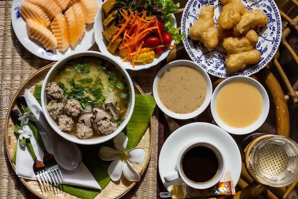 โต๊ะวางจานอาหารและชามซุปที่บ้านโป่งที่เที่ยว เที่ยวบ้านโป่ง