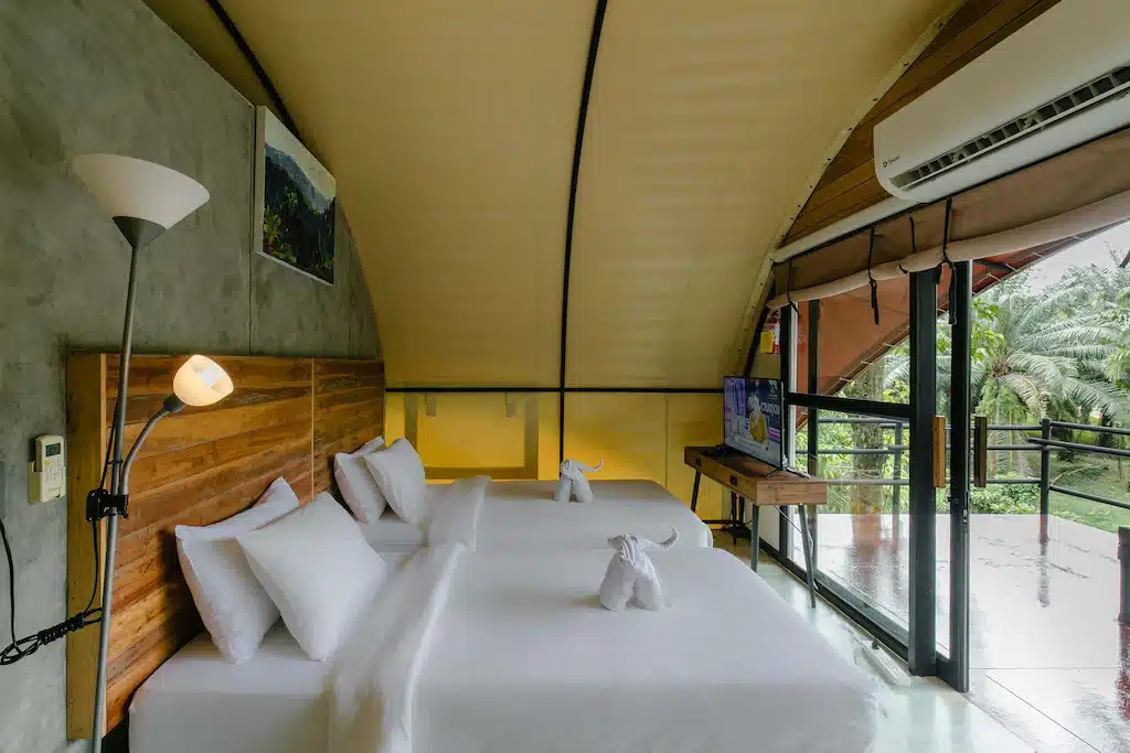 ห้องพักโรงแรมพร้อมเตียงแฝดและทีวีจอแบนในจังหวัดพิษณุโลกหรือตรัง เที่ยวตรัง