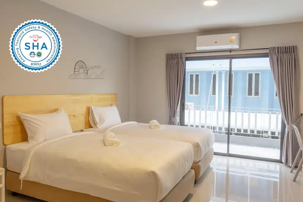 ห้องพักโรงแรม 2 เตียงพร้อมระเบียงในนนทบุรีสำหรับนักเดินทางที่สำรวจจังหวัด ที่เที่ยวนนทบุรี