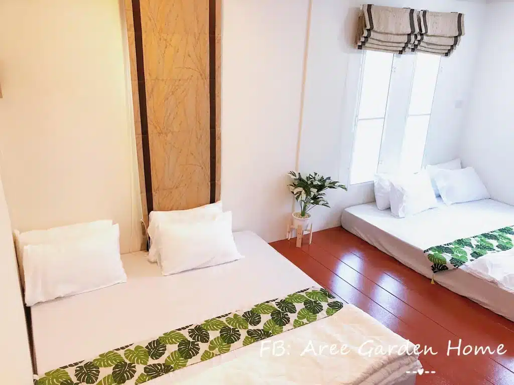 ห้องที่มีสองเตียงและหน้าต่างในที่พักราชบุรีหรือจันทบุรี ที่พักจันทบุรีติดทะเล