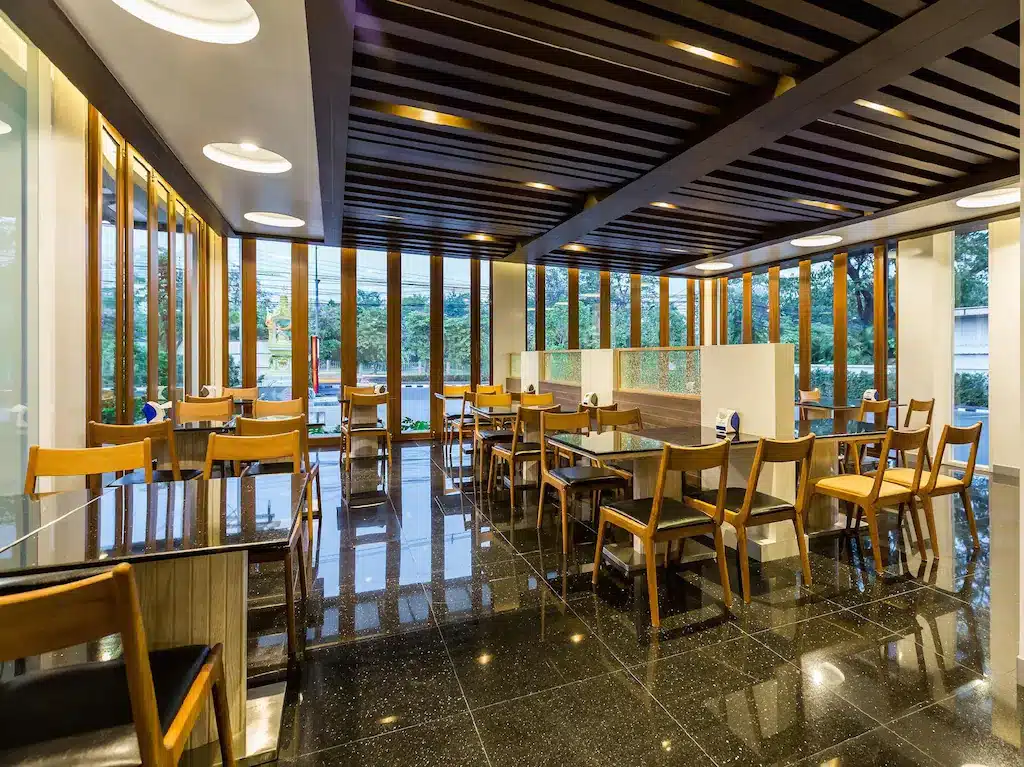 ร้านอาหารเขมราฐที่มีหน้าต่างบานใหญ่และโต๊ะ/เก้าอี้ ที่พักเขมราฐ