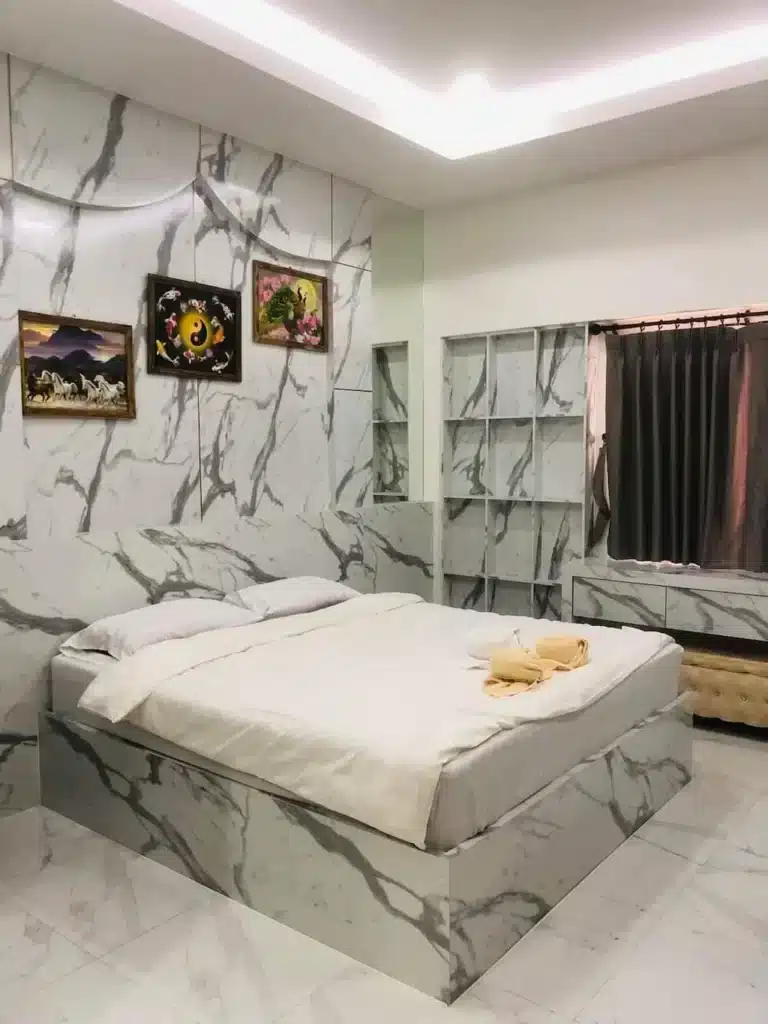 ห้องนอนหรูหราด้วยผนังหินอ่อนและเตียงนอนในรีสอร์ทริมแม่น้ำในจังหวัดราชบุรี (เที่ยวราชบุรีบ้าน