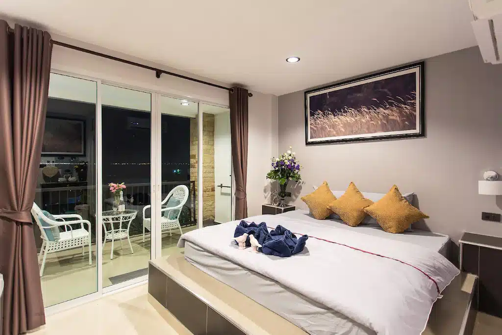 ห้องนอนพร้อมเตียงใหญ่และประตูกระจกบานเลื่อน ราชบุรี ที่เที่ยว