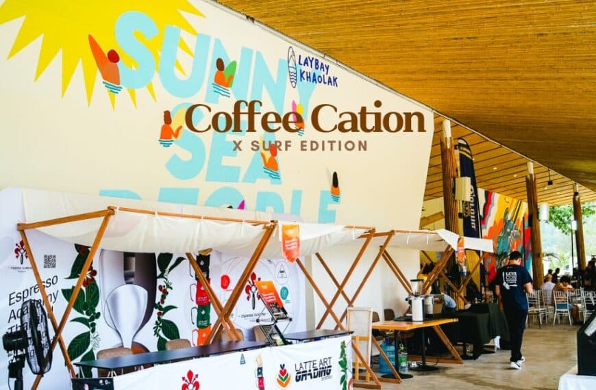 กลุ่มคนยืนอยู่หน้าสถานีกาแฟที่ Café Journey Takuapa ในพังงา เมื่อวันที่ 12 พฤษภาคม 2023