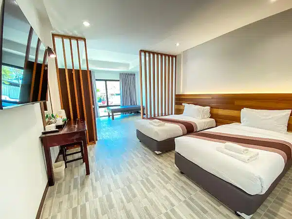 ห้องพักโรงแรมสองเตียงพร้อมทีวีจอแบนในจังหวัดราชบุรีให้นักท่องเที่ยวได้เพลิดเพลิน โรงแรมจันทบุรี