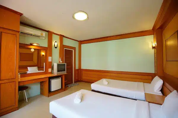 ห้องพักโรงแรม 2 เตียงและโต๊ะทำงานในจันทบุรีจันทบุรี ที่พักจันทบุรีติดทะเล