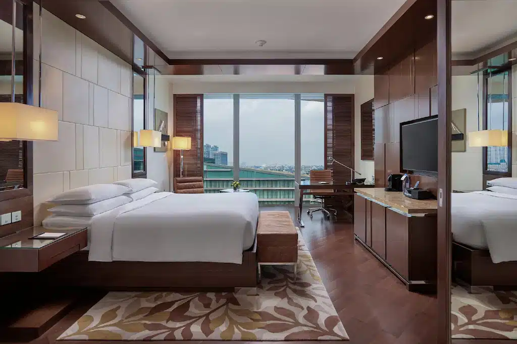 ห้องพักกว้างขวางในฮานอยพร้อมเตียงนุ่มสบายและทีวีจอแบน ที่เที่ยวฮานอย