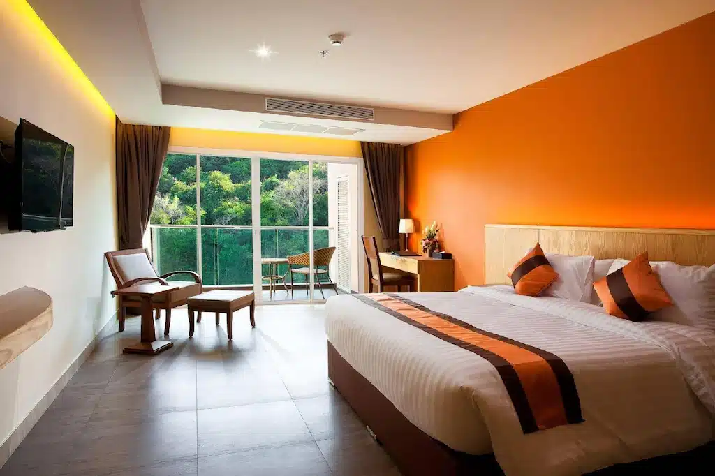 ห้องนอนพร้อมเตียงที่ทำอย่างประณีตและทีวีจอแบนในพัทยา ที่เที่ยว เที่ยวชลบุรี พัทยาใต้