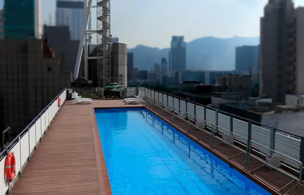 สระว่ายน้ำบนชั้นดาดฟ้าพร้อมวิวเมืองฮ่องกงหรือ เที่ยวฮ่องกง 