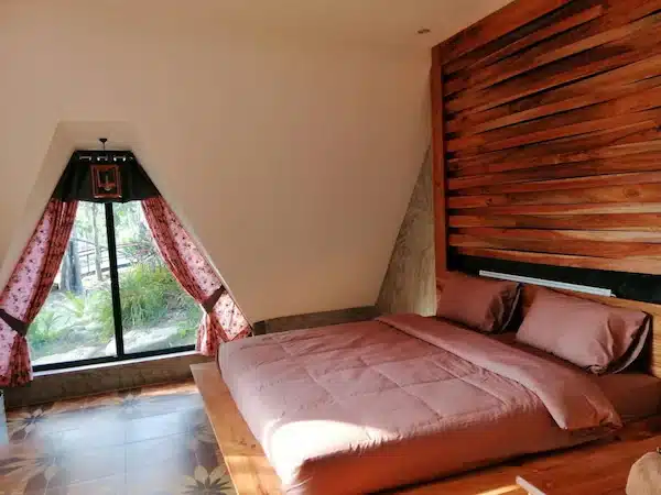เตียงในห้องนอนติดหน้าต่างของที่พักในจันทบุรี ที่พักจันทบุรีติดทะเล