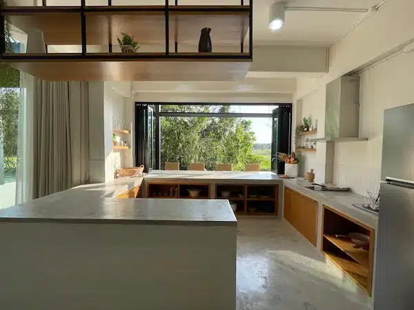 ห้องครัวพร้อมหน้าต่างบานใหญ่และอ่างล้างจาน ใน ราชบุรีที่เที่ยว. ที่พักติดทะเลจันทบุรี