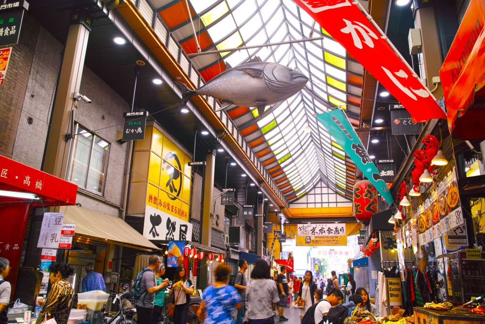 ตลาดเอเชียที่คึกคักดึงดูดนักท่องเที่ยวจำนวนมากจาก เที่ยวราชบุรี และ ที่เที่ยวพร้อม