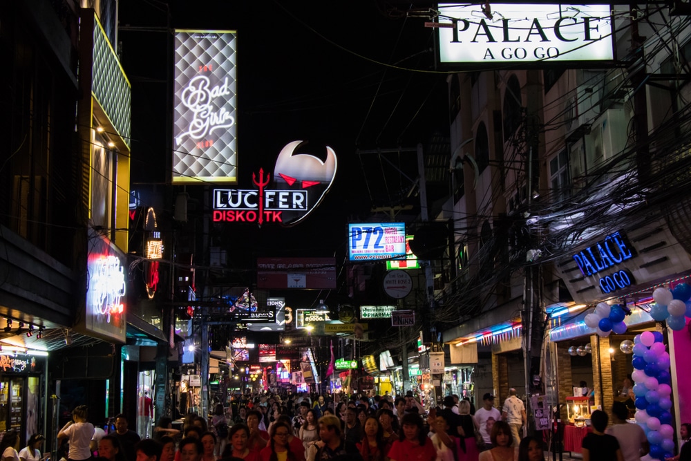 ผู้คนจำนวนมากเดินไปตามถนนในย่านท่องเที่ยวพัทยา  ที่เที่ยวชลบุรี