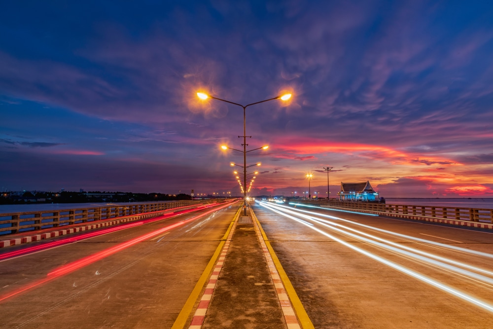 สะพานที่เที่ยวชลบุรี ยามพลบค่ำ โดยมีเส้นแสงเป็นฉากหลัง ที่เที่ยวชลบุรี