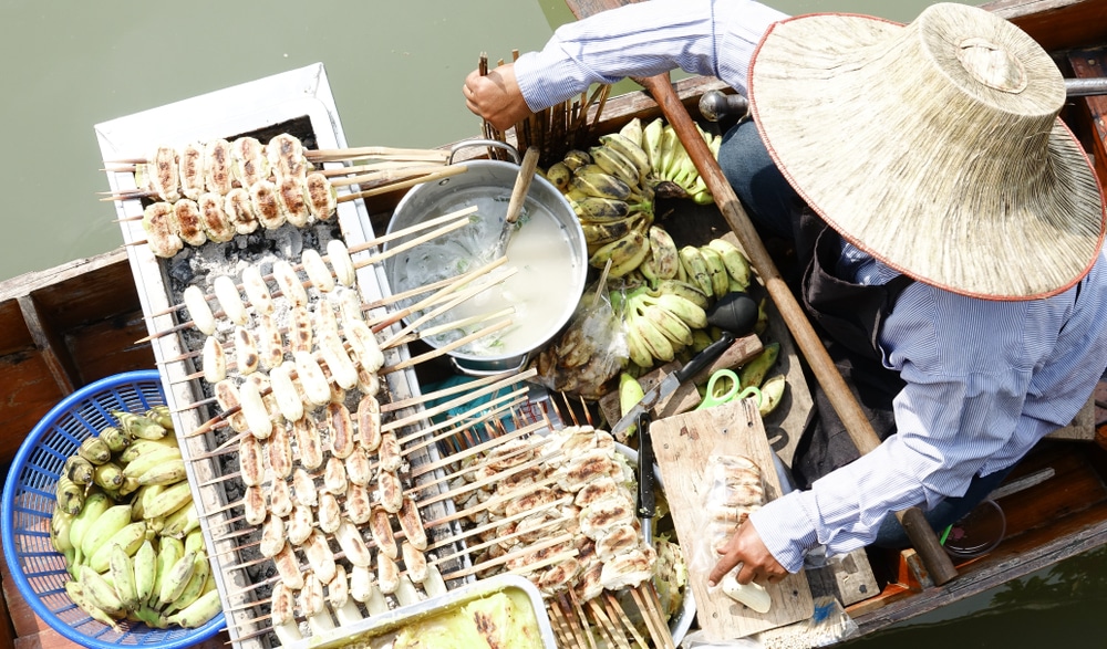 คนบนเรือกับของกินมากมายใน เที่ยวนนทบุรี