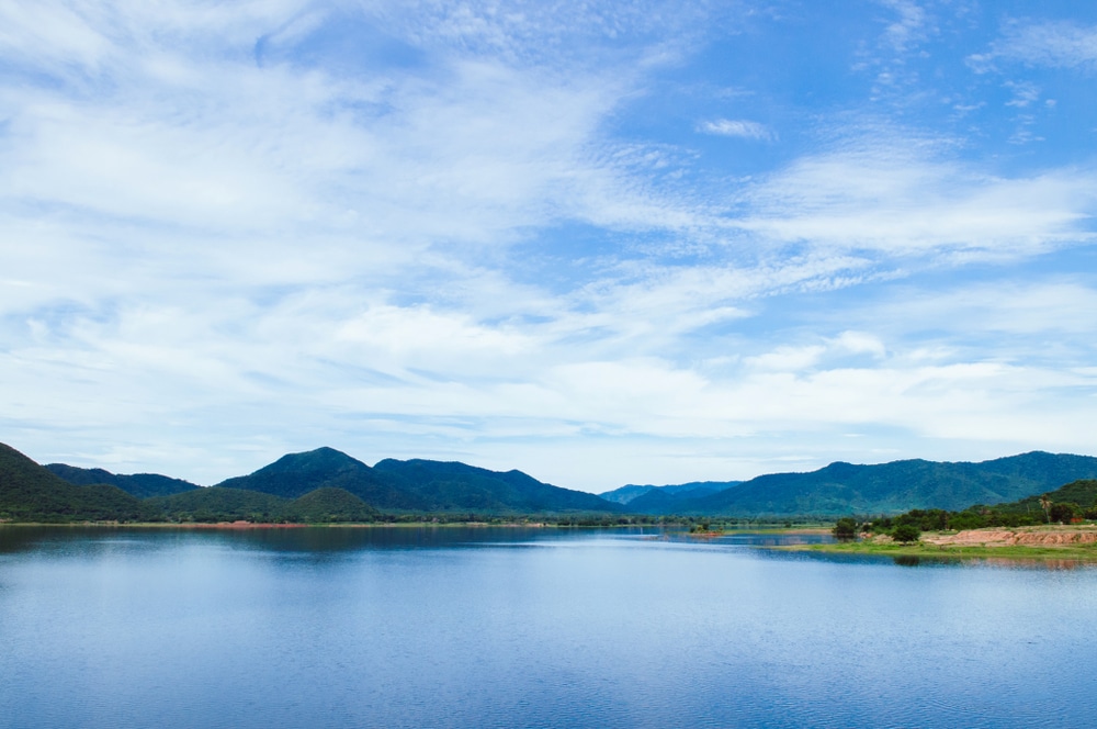 ทะเลสาบที่สวยงามท่ามกลางภูเขาสูงตระหง่านในจังหวัดราชบุรี แหล่งท่องเที่ยวที่สมบูรณ์แบบ ที่เที่ยวกุยบุรี