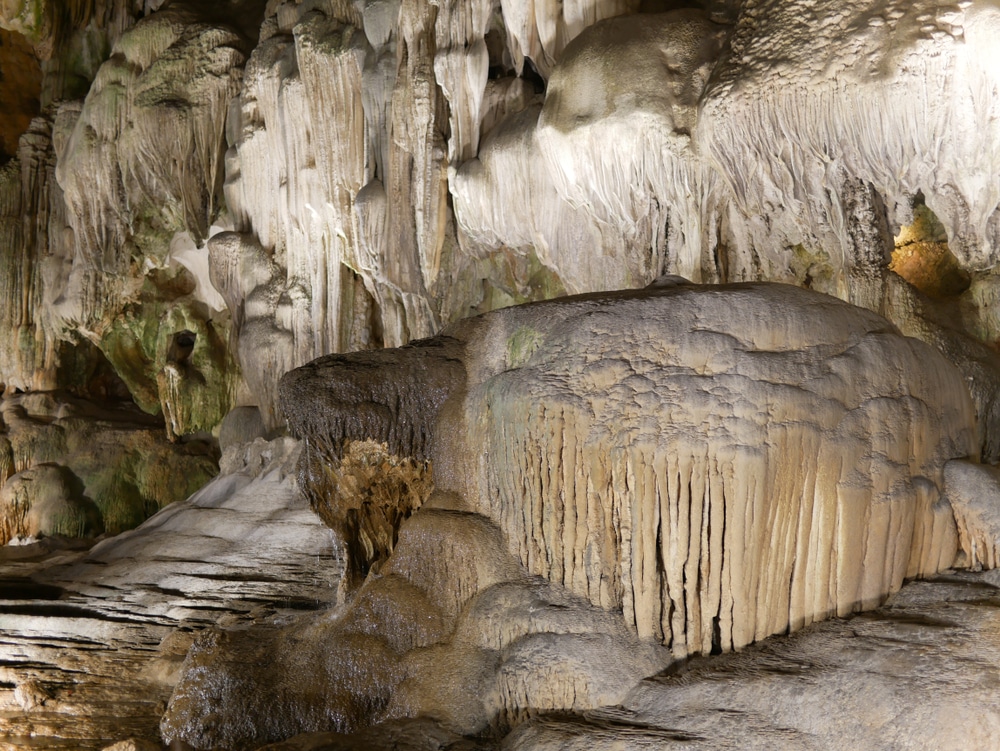 ถ้ำที่น่าทึ่งซึ่งมีหินงอกหินย้อยที่น่าทึ่งในแฮนัม ประเทศไทย ที่เที่ยวฮานอย