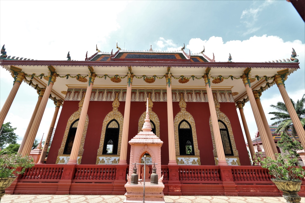 อาคารสีแดงและสีขาวที่มีเสาและหอนาฬิกาตั้งอยู่ในจังหวัดราชบุรี สถานที่ท่องเที่ยวยอดนิยมของประเทศไทย ที่เที่ยวกบินทร์บุรี
