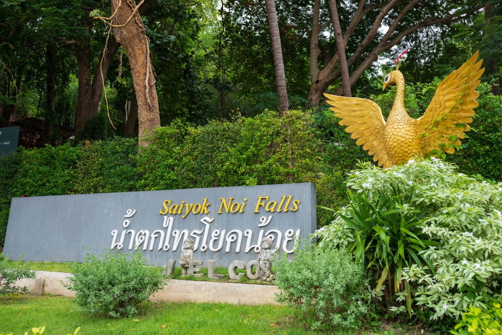 กาญจนบุรีน้ำตก รูปปั้นนกสีทองใกล้ป้ายท่องเที่ยวกาญจนบุรี
