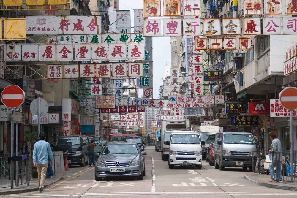 ถนนที่พลุกพล่านรายล้อมไปด้วยตึกระฟ้าในฮ่องกง ที่เที่ยวฮ่องกง 