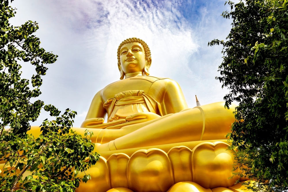 พระพุทธรูปทองคำองค์ใหญ่ประทับนั่งกลางป่า แหล่งท่องเที่ยวยอดนิยมของจังหวัดนนทบุรี ที่เที่ยวนนทบุรี
