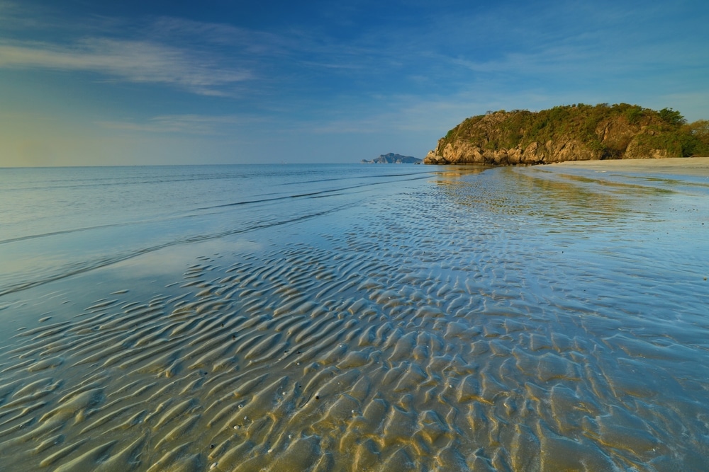 หาดทรายอันเงียบสงบใกล้เกาะอันไกลโพ้น เหมาะสำหรับการมาท่องเที่ยวในขณะที่สำรวจราชบุรี ที่เที่ยวกุยบุรี