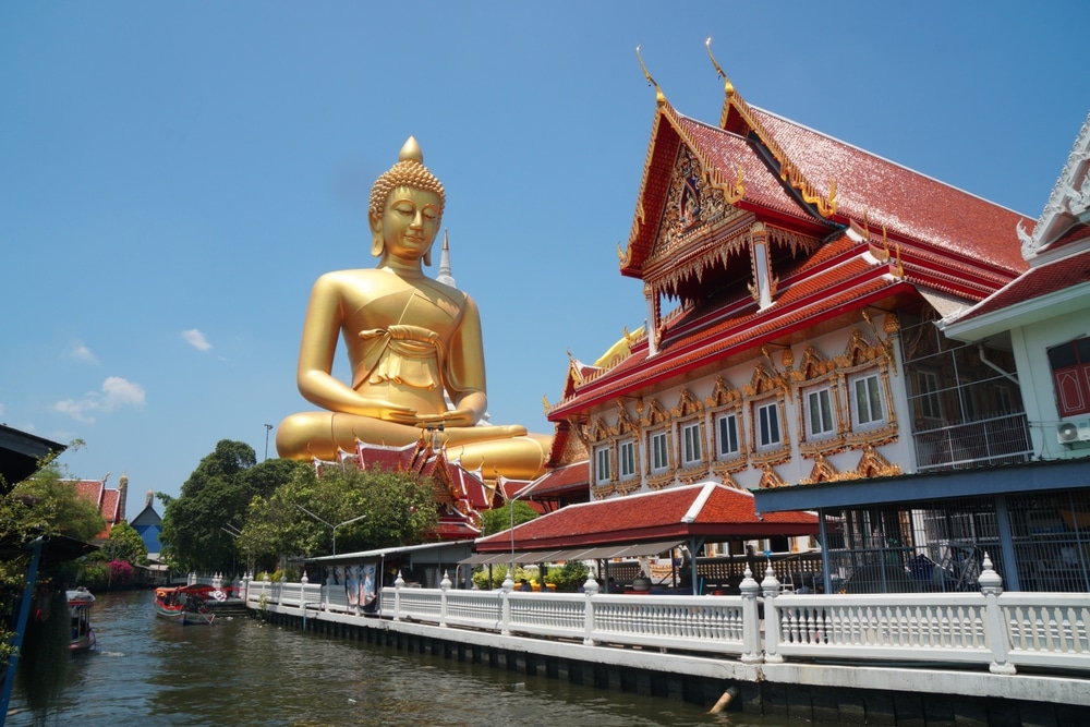 พระพุทธรูปทองคำองค์ใหญ่ประทับนั่งหน้าอาคารในนนทบุรีที่เที่ยว ที่เที่ยวนนทบุรี
