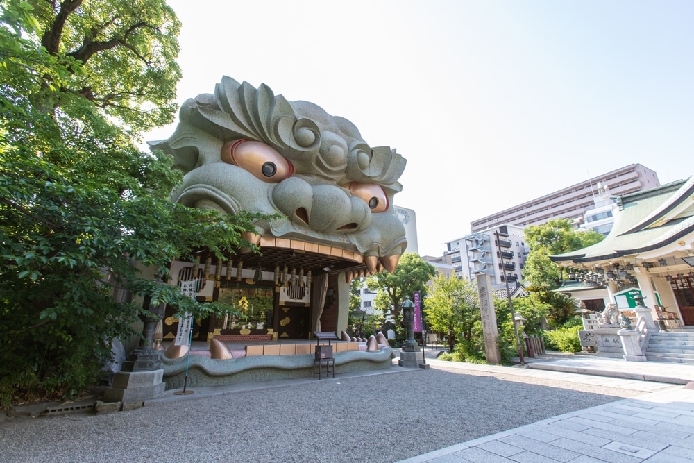 รูปปั้นญี่ปุ่นขนาดใหญ่หน้าอาคารสถานที่ท่องเที่ยวราชบุรี ราชบุร ที่เที่ยวโอซาก้า