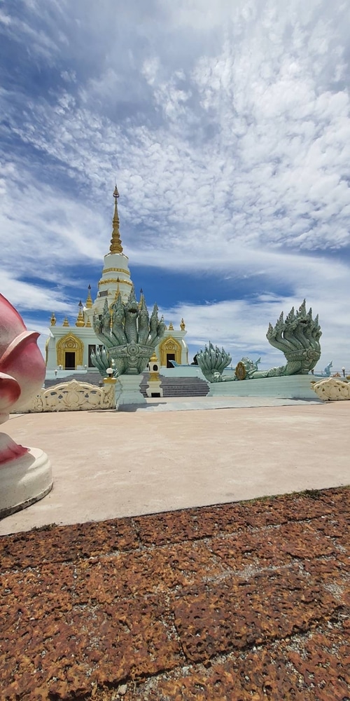 เจดีย์ที่มีรูปปั้นตั้งอยู่ที่จังหวัดชลบุรี ประเทศไทย ที่เที่ยวชลบุรี