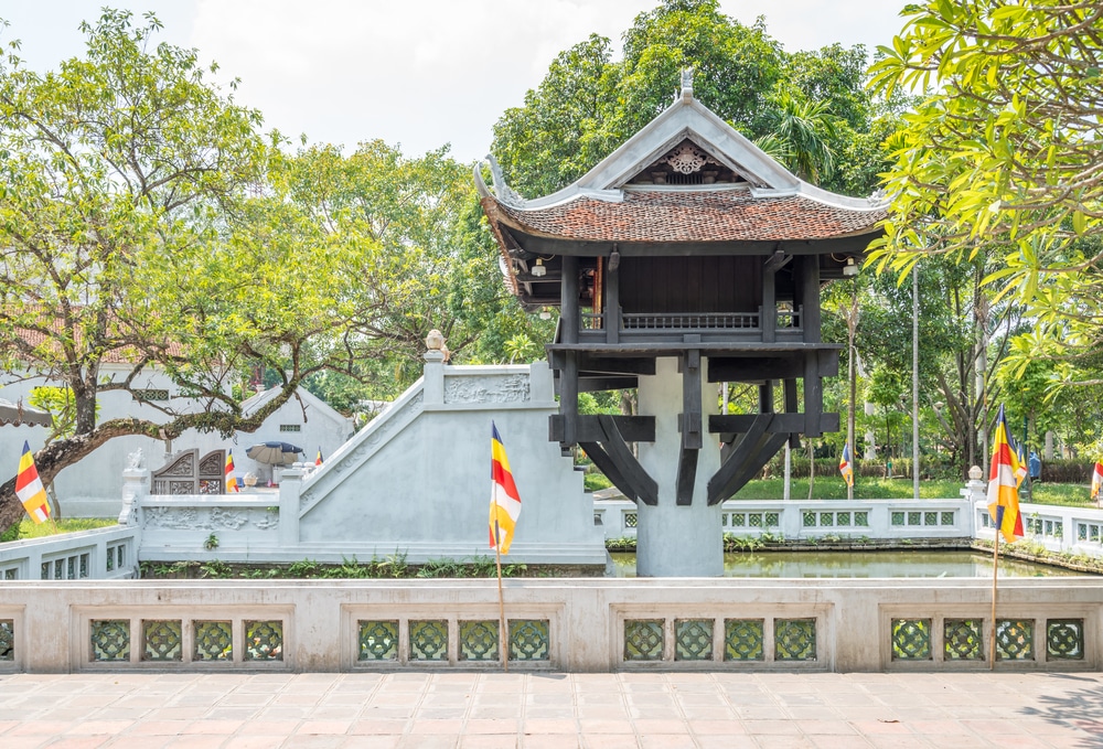 หอนาฬิกาที่มีธงในสวน Hanoy สถานที่ท่องเที่ยวเวียดนามฮานอย