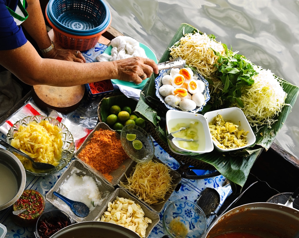คนเตรียมอาหารลงเรือที่ สถานที่ท่องเที่ยวนนทบุรี (จุดท่องเที่ยวโนนทับ ที่เที่ยวนนทบุรี