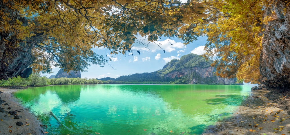 สถานที่ท่องเที่ยวตรังที่มีทะเลสาบเขียวขจีโอบล้อมด้วยเขาและไม้