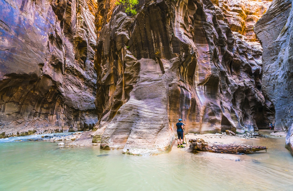 น่านที่เที่ยว - ชายคนหนึ่งยืนอยู่บนโขดหินริมแม่น้ำ ที่ เที่ยวอเมริกา