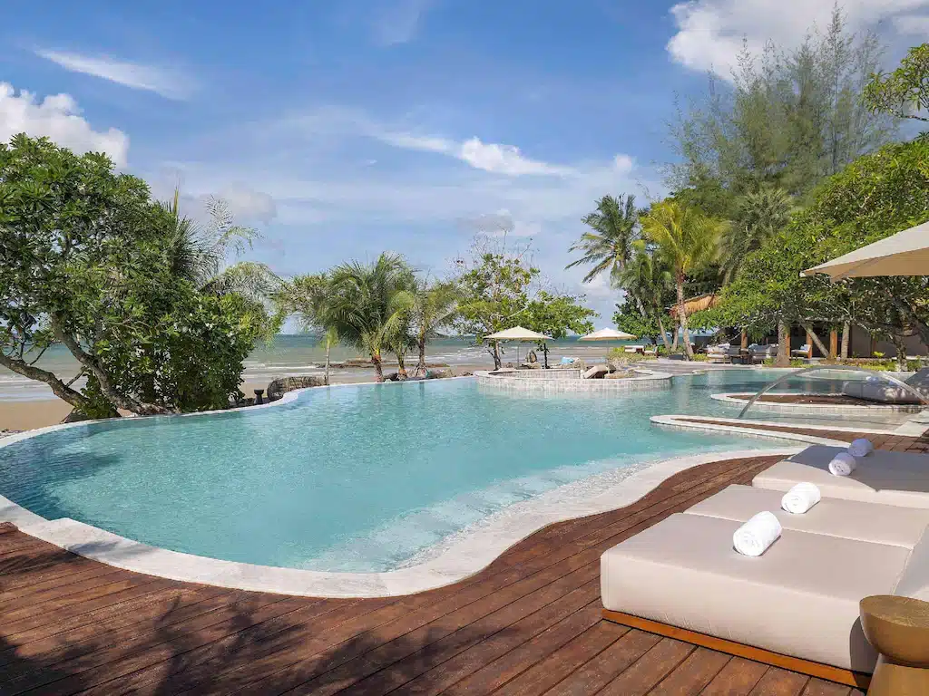 โรงแรมราคาประหยัดในภูเก็ตพร้อมสระว่ายน้ำและเก้าอี้เอนหลังริมชายหาด ที่พักระยอง