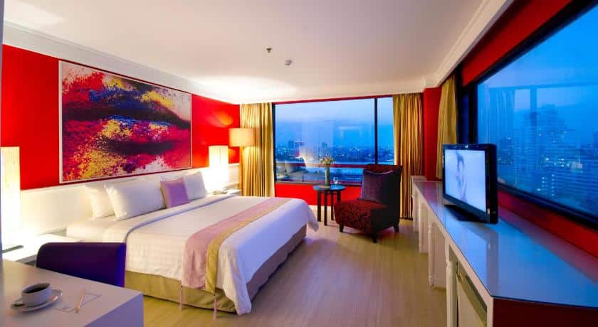 ห้องพักโรงแรมในกรุงเทพที่มีผนังสีแดงและโทรทัศน์ ที่เที่ยวกรุงเทพมหานคร