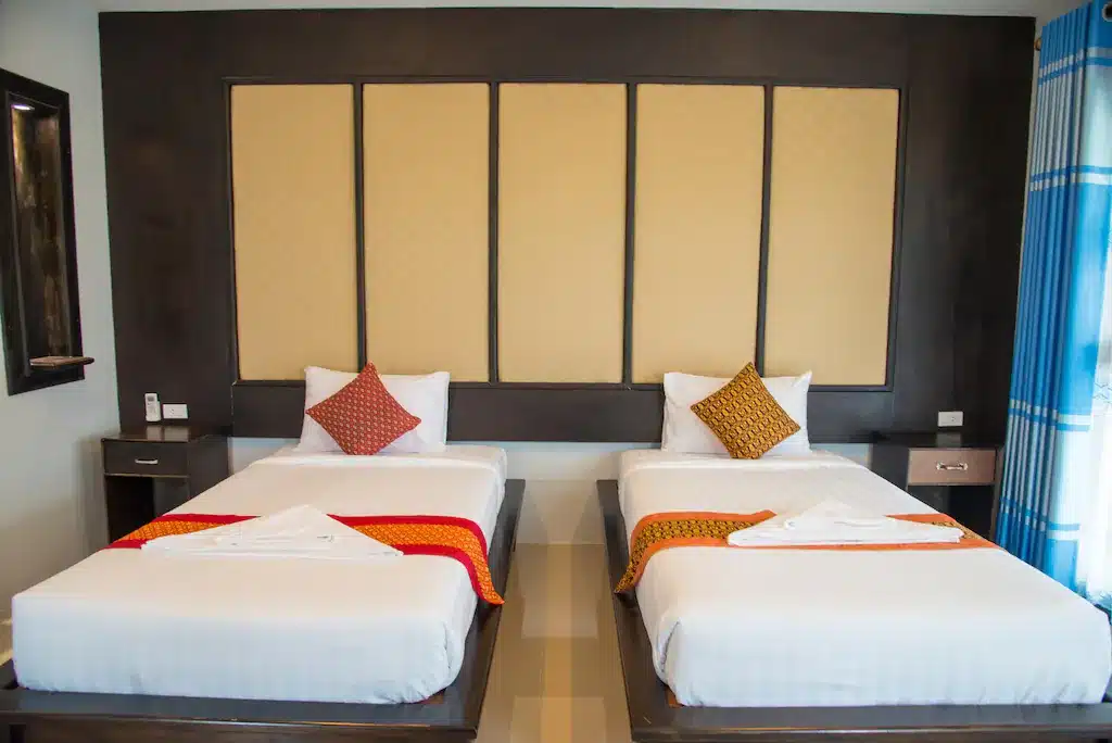โรงแรมเชียงของมีสองเตียงนั่งติดกันในห้อง ที่พักใกล้สะพานมอญ